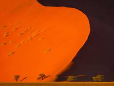 Düne zum Sonnenaufgang in der Namib Wüste in Namibia