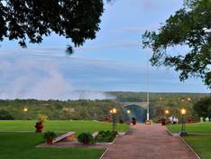 Der Garten des Victoria Falls Hotels in Simbabwe