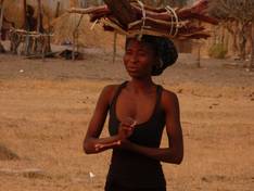Kavango Frau mit Feuerholz